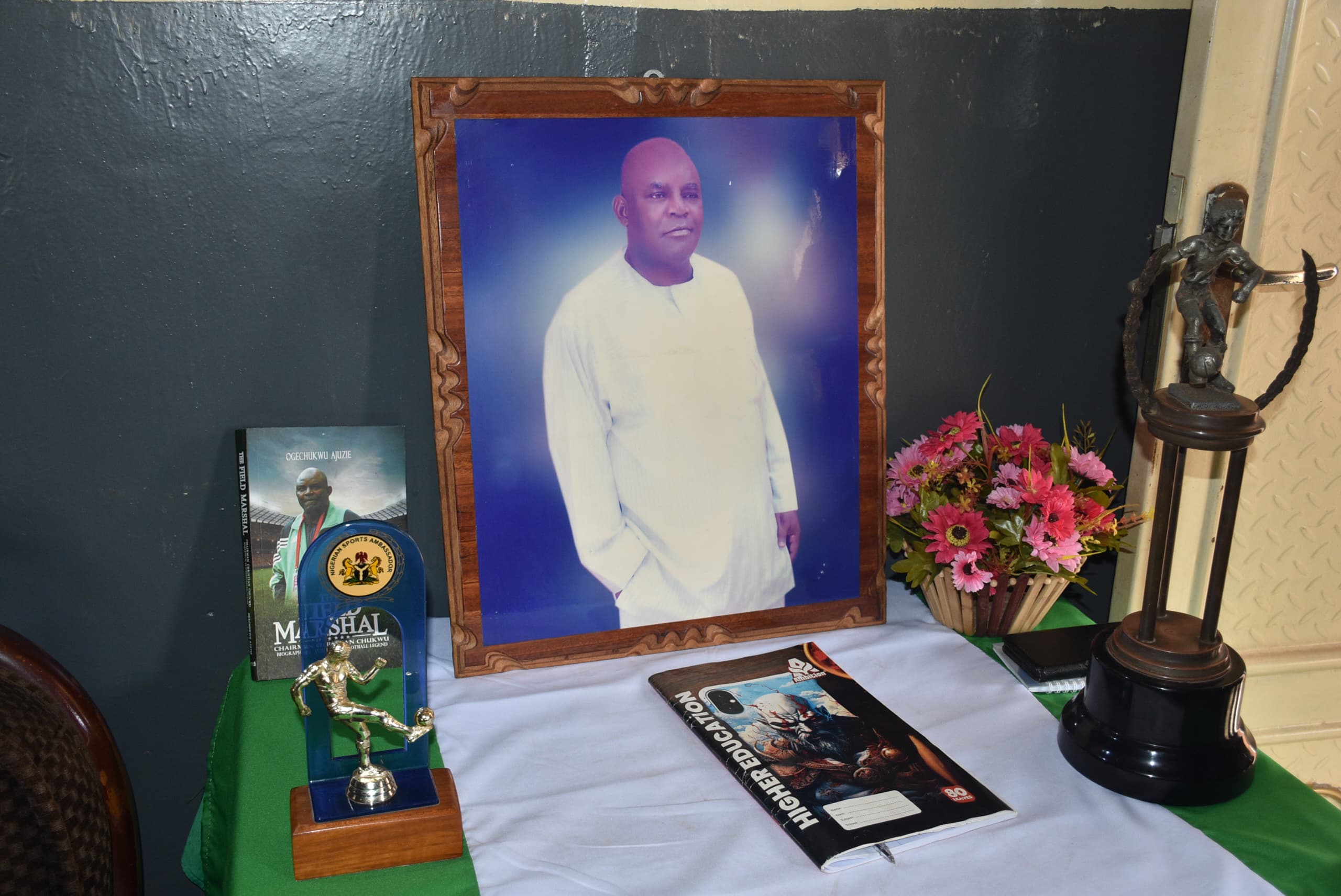 Air Peace Ambassadors Pay Condolence Visit to Late Football Legend Christian Chukwu’s Family in Enugu