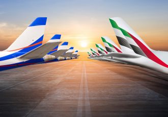 Emirates e Air Peace ativam acordo bilateral de interline, ampliando a conectividade global sem interrupções.